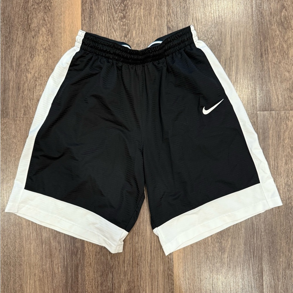 Nike Black & White Athletic Basketball Shorts (Size XL)